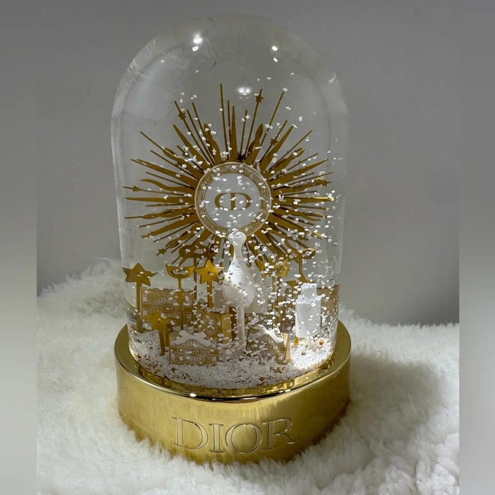 Dior gift 2024 Christmas snow Globe - Picture 7 of 9